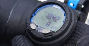 Macro shot of the Aqualung i300C dive computer with the large screen filling up the photo