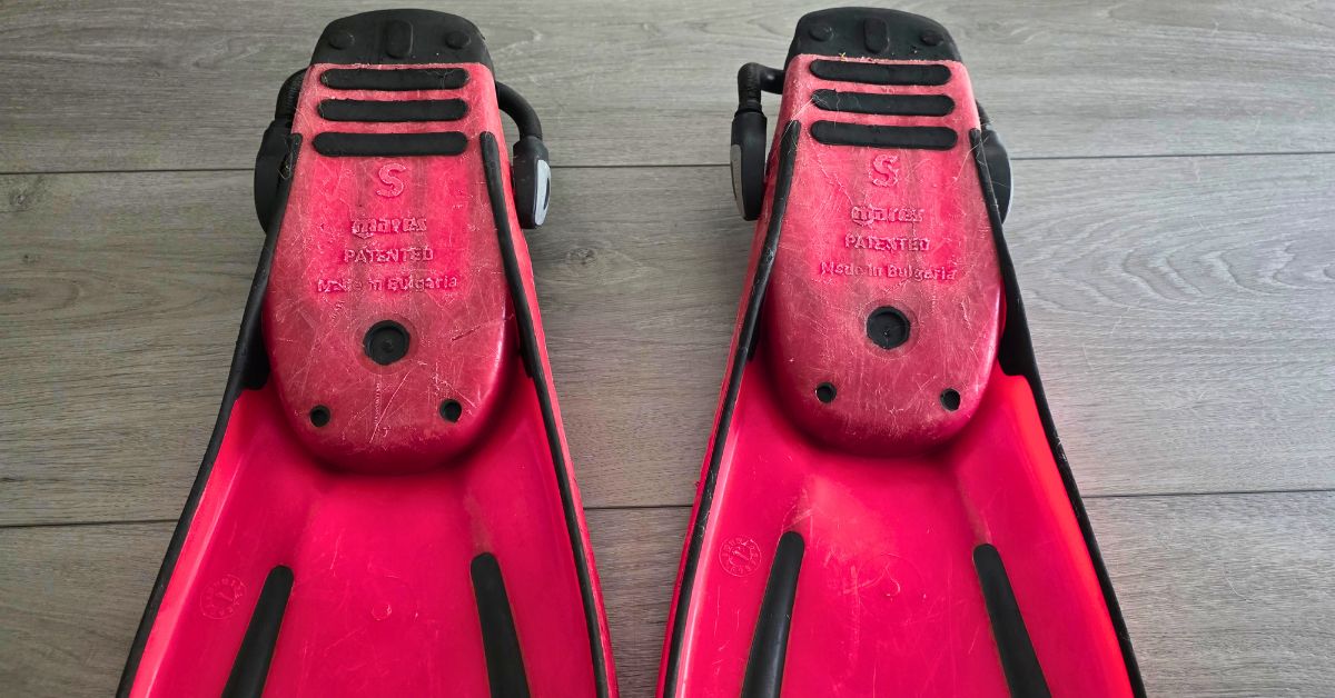 Close up of the bottom of a pair of Mares Avanti Quattro + fins showing scuffs from years of use. For article titled Mares Avanti Quattro Plus Review