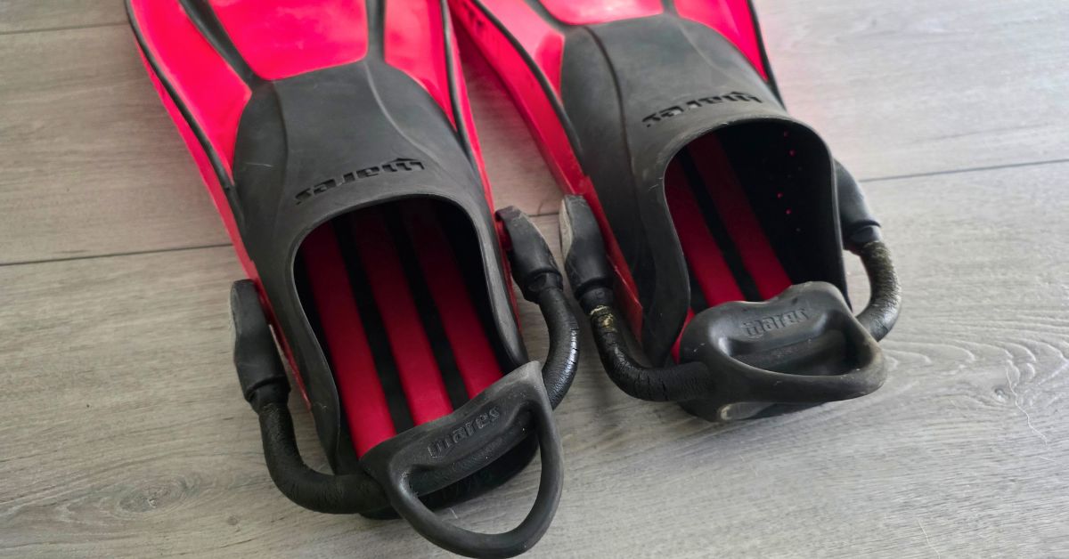 Close up of the foot pockets and straps of a pair of Mares Avanti Quattro + fins showing wear from years of use. For article titled Mares Avanti Quattro Plus Review