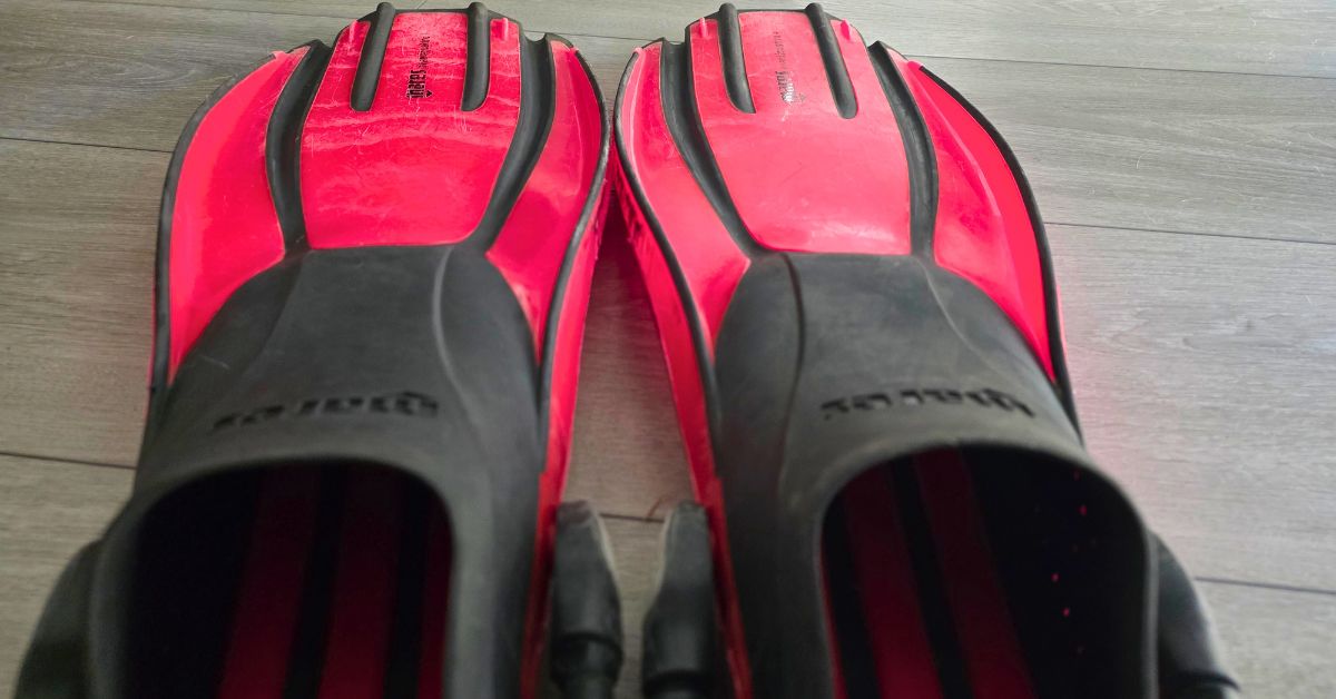 Close up of the top of the foot pocket of a pair of Mares Avanti Quattro + fins showing scuffs from years of use. For article titled Mares Avanti Quattro Plus Review