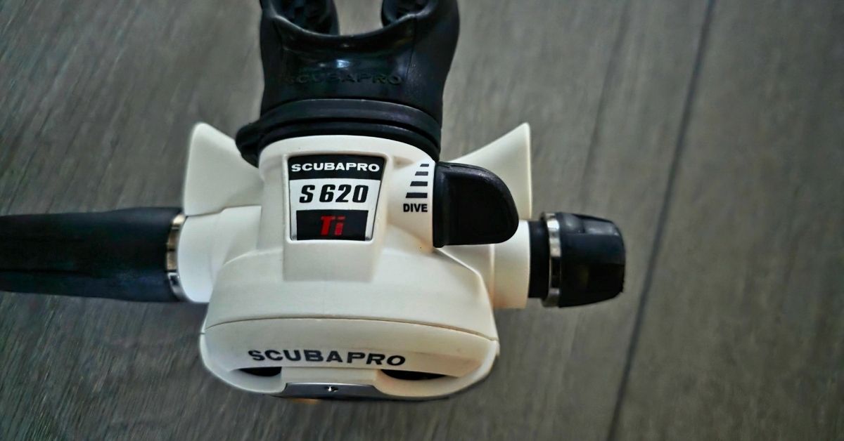 Close up of SCUBAPRO MK25 EVO/S620 Ti adjustable inhalation effort knob & Venturi-Initiated Vacuum Assist (VIVA) Lever showing wear from years of use. For article titled SCUBAPRO MK25 EVO/S620 Ti Review.